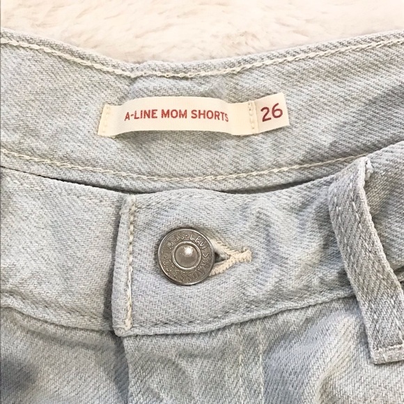 Levi's 26 (US 2/3) A-Line Mom Denim Shorts Light Wash Cuffed High Rise Women’s - Picture 8 of 13